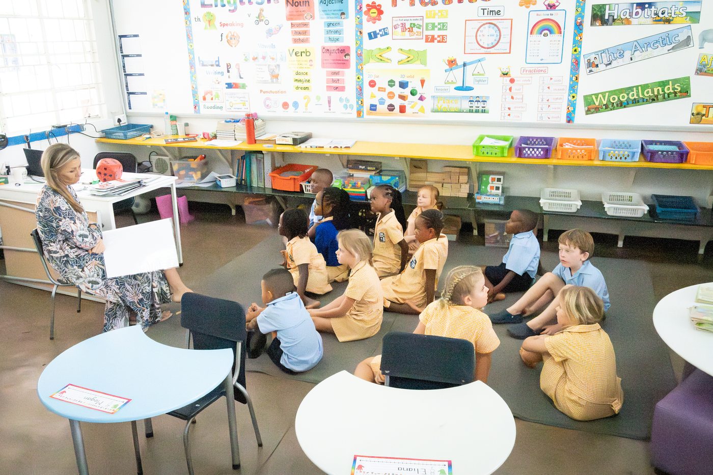 A teacher reading to a class seated on the mat in a Musikili classroom